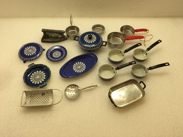 Cuisinière ancienne et 5 Casseroles anciennes en aluminium