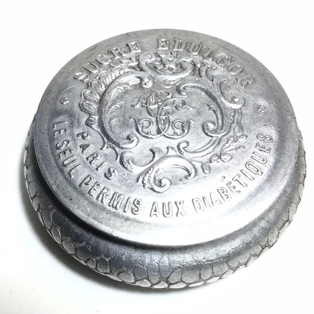 ANCIENNE BOITE TÔLE publicitaire pastilles Vichy pleines de boutons de