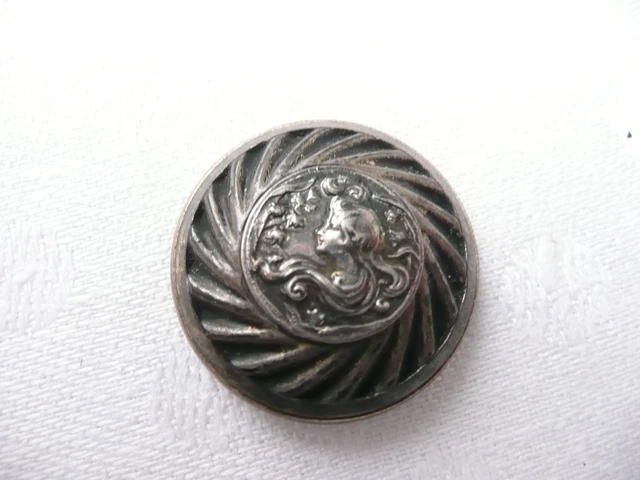Pendentif breloque en or june 18 crts et émil représentnt un chien