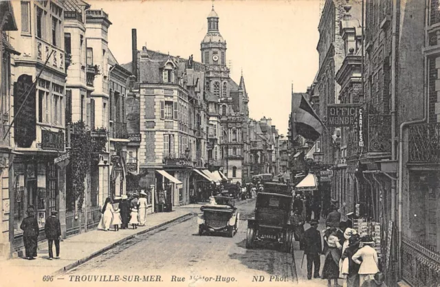 Cpa 14 Trouville Sur Mer Rue Victor Hugo