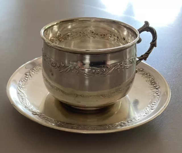 Délicate tasse à thé avec sa soucoupe en métal argenté. Hauteur de la tasse 6cm