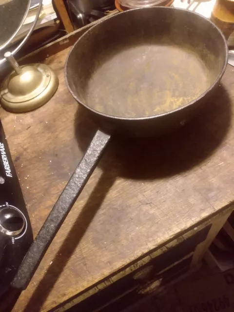Antique Crisset Cast Iron Rush Dip Pan Circa 18th Century 9"Dia. 3-1/4"Deep 7 lb