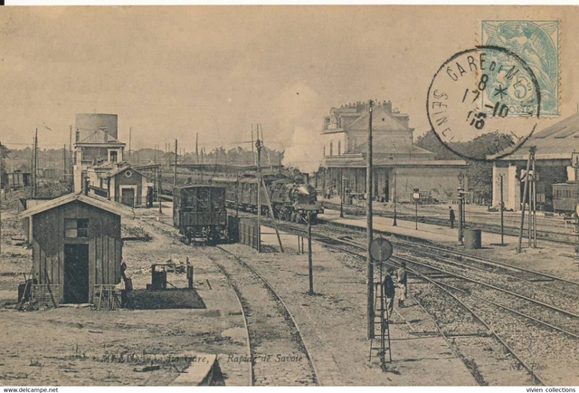 Melun (77 Seine et Marne) la gare au passage du rapid de Savoie - train at station