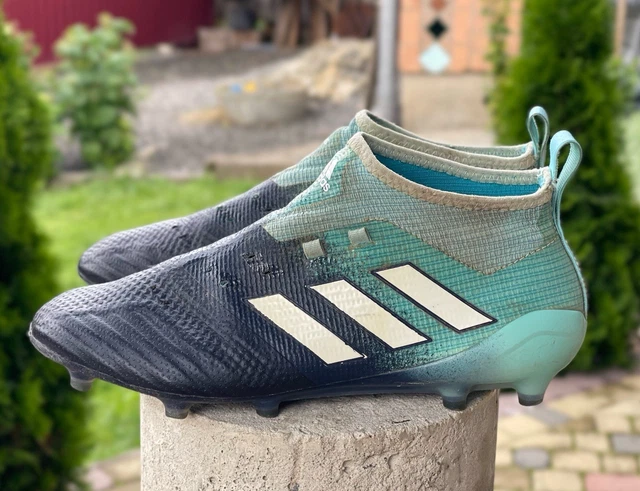 Anciennes Chaussures De Sport En Futsal Usées Sur Fond Blanc Objet Sportif Football Isol%c3%a9 Image166184818