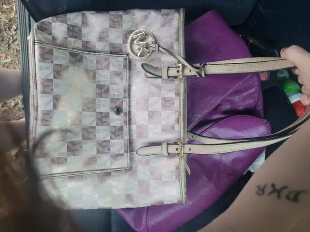 michael kors rose gold purse very beautiful! Large in size. 