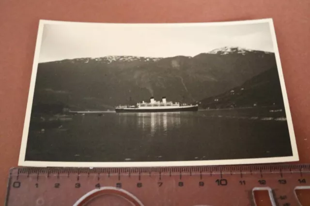 tolle alte Fotokarte - Passagierdampfer vor Berge - Schiff ?? Ort ???