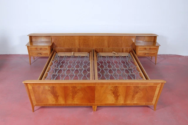 Struttura letto matrimoniale con comodini, produzione Svizzera, Willisau AG. 