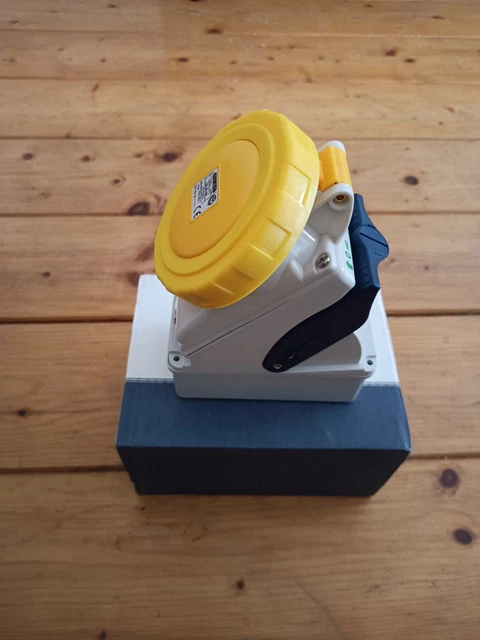 Presa Industriale GW 66458 3P+N+T 32A IP 55