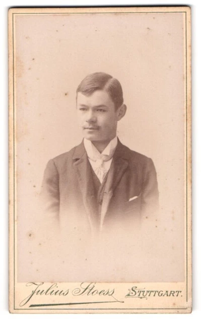 Fotografie Julius Stoess, Stuttgart, Eberhardstrasse 47, junger Mann mit Seiten