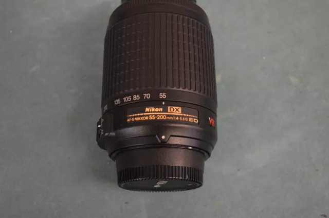 Lente Nikon DX AF-S NIKKOR 55-200 mm 1:4-5,6G ed vr con tapas y funda para lentes