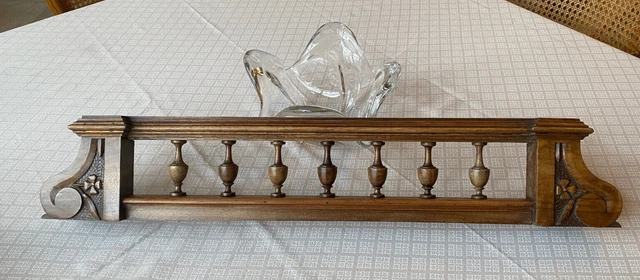 ancien fronton en bois ( noyer  ) sculpté