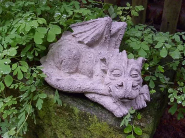 Steinfigur Garten - Drache “Molnar"  schlafend