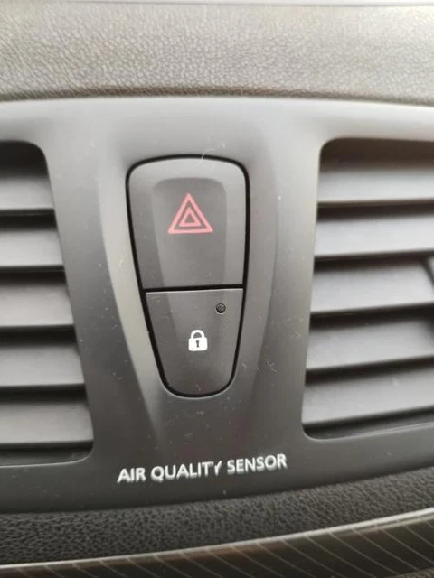 Bouton De Warning Renault Megane 3 RS Phase 2 - Référence 252100502R - Occasion Fonctionnel
