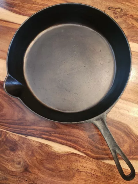 Cast Iron Skillet, 12in Dia, Single Spout, Gate Marked, Raised "9", Pre-1890s.