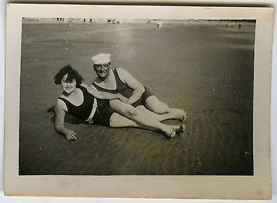 Photo Ancienne - Vintage Snapshot - Couple Mer Plage Drôle Maillot De Bain - Sea