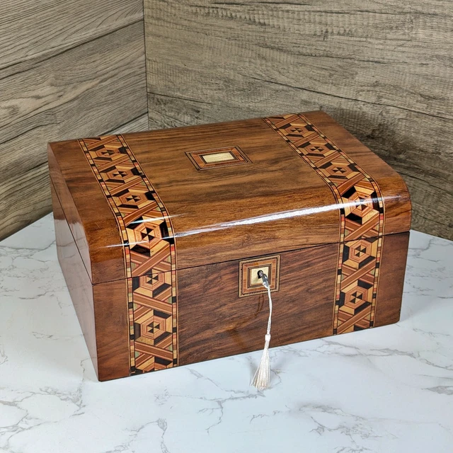 Caja victoriana de joyas de nogal e incrustaciones.