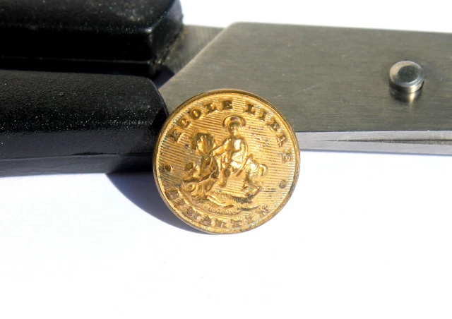 TRES RARE BOUTON UNIFORME ANCIEN - ECOLE LIBRE St MARTIN - A.M & Cie PARIS D13mm