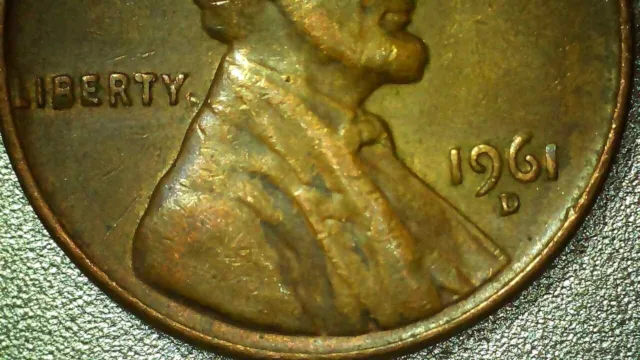 1961 D Lincoln Memorial Penny, "L" Is In Rim, B Looks Like Old Gas Pump