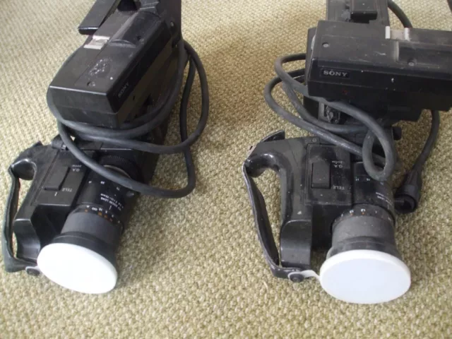 Lot de 2  Vintage CAMERAS VIDEO SONY HVC 3000S