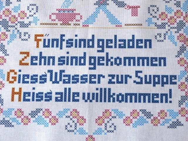 Fünf sind geladen zehn sind gekommen Geschirrtuch HL Kreuzstich Spruch 50x70