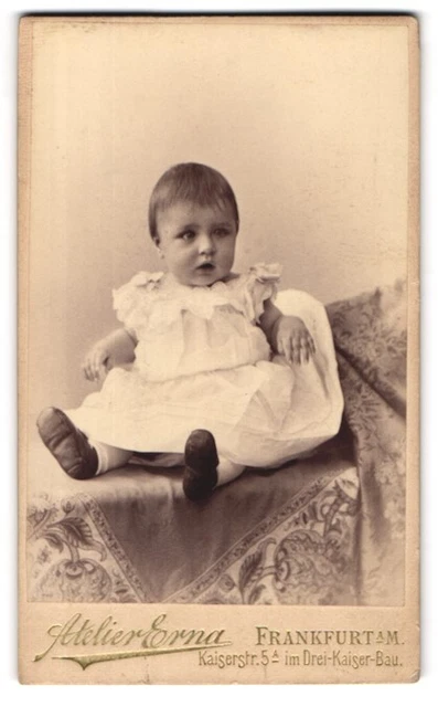 Fotografie Atelier Erna, Frankfurt a. M., Kaiserstr. 5 A, Süßes Kleinkind im we