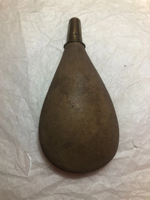 Lot De 4 Poires à Poudre Militaires En Laiton XVIIIe-XIXe Siècle - Originales Collection
