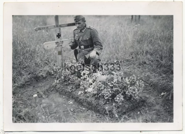 Foto Feldwebel am Grab eines gefallenen Kameraden vom IR 211 in Frankreich 1940