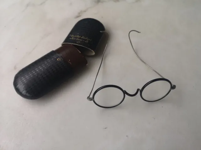 alte antike runde Brille im Etui, Pappschuber