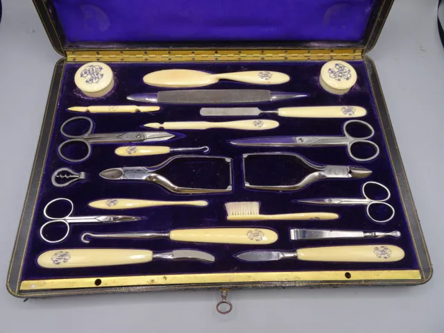 Grand coffret de manucure de voyage ancien.Nécessaire a soins des mains.XIX°.
