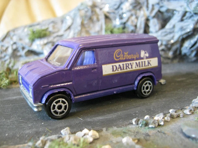Coffret Majorette Cadbury's Buttons 1994 - Camion Volvo Et Fourgon Ford - Violet