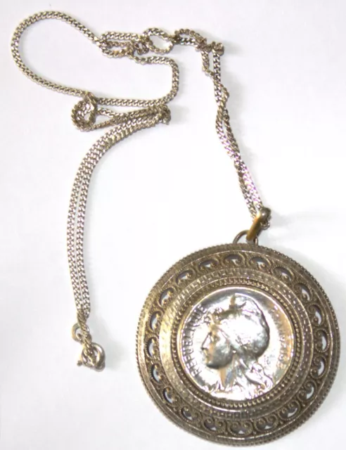 superbe pendentif en métal argenté avec chaîne en argent début 1900