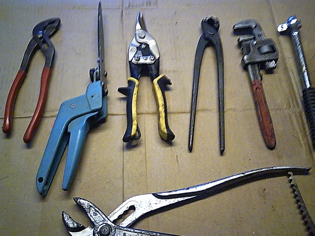 Lot D'outils Anciens En Acier - Pinces, Tournevis, Divers - Parfait Pour Bricolage