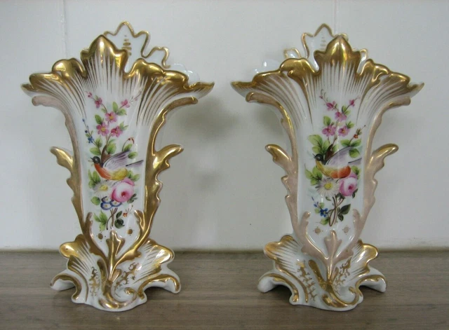Paire de vases art nouveau, cornet en verre bicolore et pied bronze