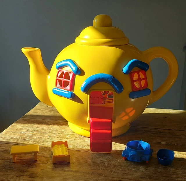 VINTAGE BLUEBIRD TOYS Big Yellow Teapot Playset Bluebird 1981 Read
