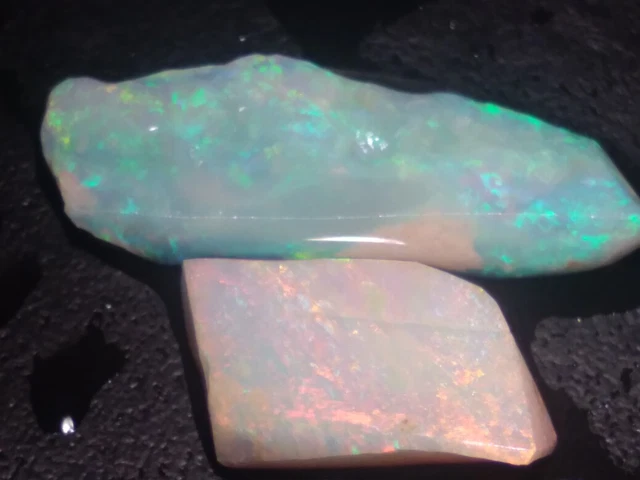Opale Brute Naturelle De Mintabie (Australie) – 77.5 Carats – Base Blanche/noire Avec Couleurs Multiples