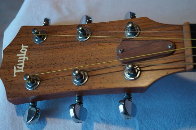 Guitare électro Acoustique Modèle Dreadnougt, avec pan coupé ( Cuteway). TAYLOR