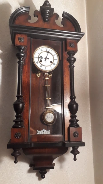 Orologio a pendolo da parete in legno Junghans con rintocchi ogni ora e mezz'ora