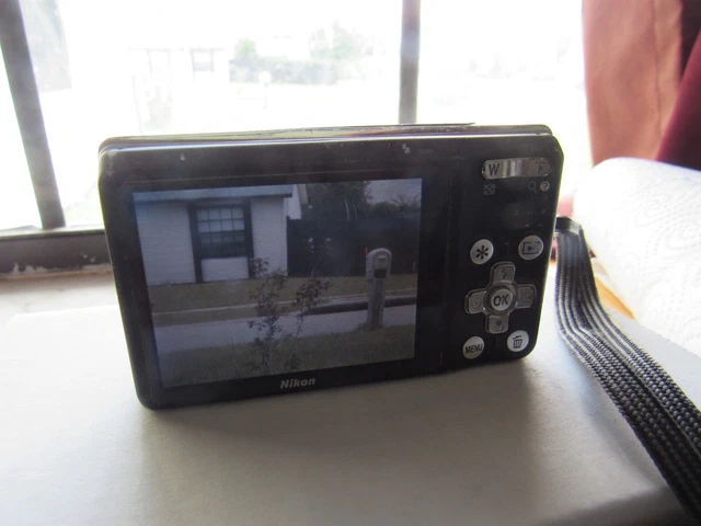 Nikon COOLPIX S560 Digital Camera - WORKS with Issues -No Charger - Pls READ