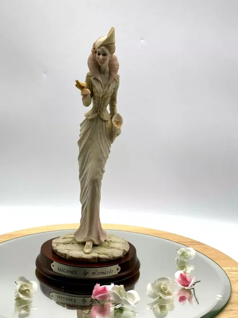 Vintage elegante Dame auf braunem Sockel aus der Leonardo Figurensammlung 2