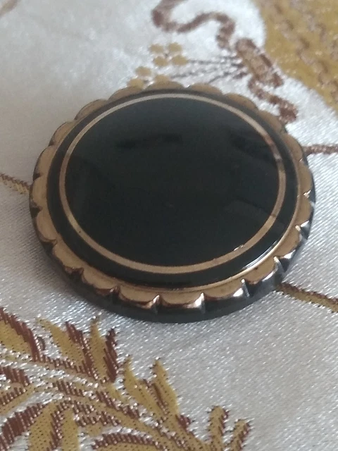 Bouton ancien en verre noir et or. 27mm.
