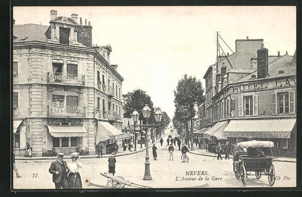 CPA Nevers, l´Avenue de la Gare et Hotel-Cafe de la Paix