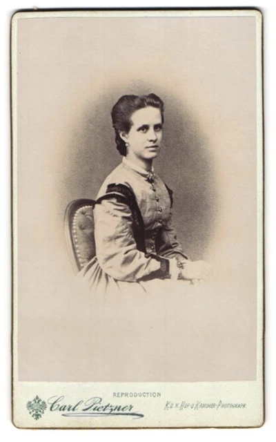 Fotografie Carl Pietzner, Wien, Portrait dunkelhaarige Schönheit elegant im Kle