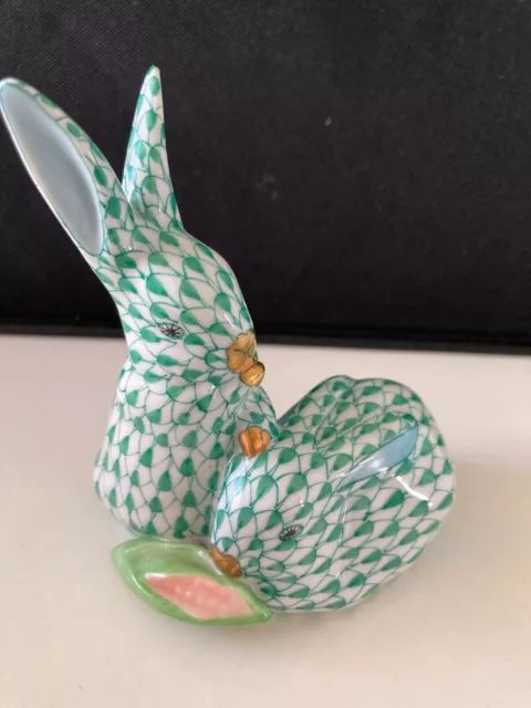 Beautiful Herend Green Fishnet porcelain rabbit - Mint condition - 3.54'' tall