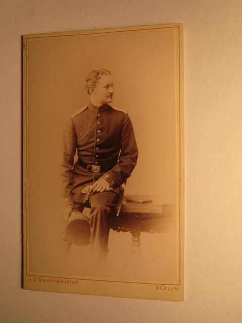 stehender Soldat in Uniform - ca. 1880er Jahre CDV J. C. Schaarwächter Berlin