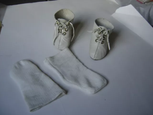 anciennes chaussures en cuir , et chaussettes pour poupée anciennes ,ours