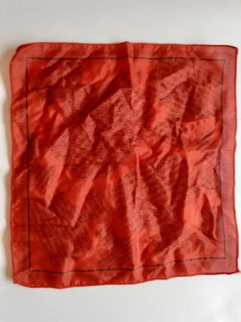 Petit et ancien carré rouge en soie de poche de YVES SAINT LAURENT