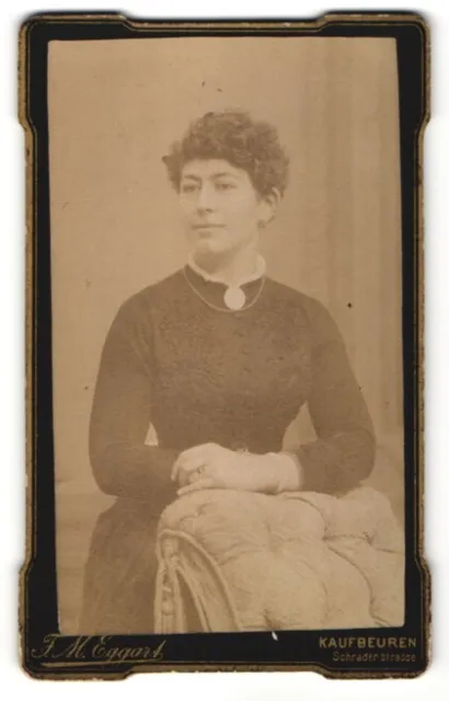 Fotografie F. M. Eggart, Kaufbeuren, Portrait junge Frau mit zusammengebundenem