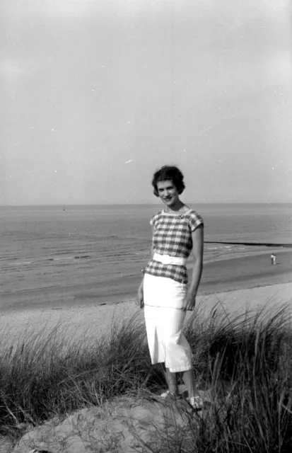 Portrait femme debout dune sable plage mer - négatif photo ancien an. 1950