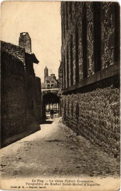 CPA Le PUY - Le vieux Portail Gouteyron Perspective du Rocher St-(589058)