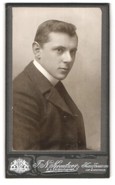 Fotografie F. N. Kreutzer, Kaufbeuren, Am Wiesentor, Bursche mit neutralem Blic